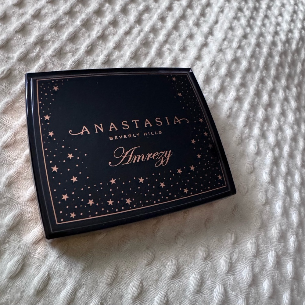 Anastasia Beverly Hills Amrezy highlighting pallet